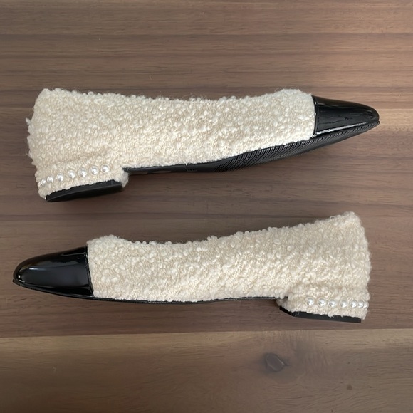 Stuart Weitzman Cream Bouclé Flats with Black Patent Cap Toe - Picture 3 of 9